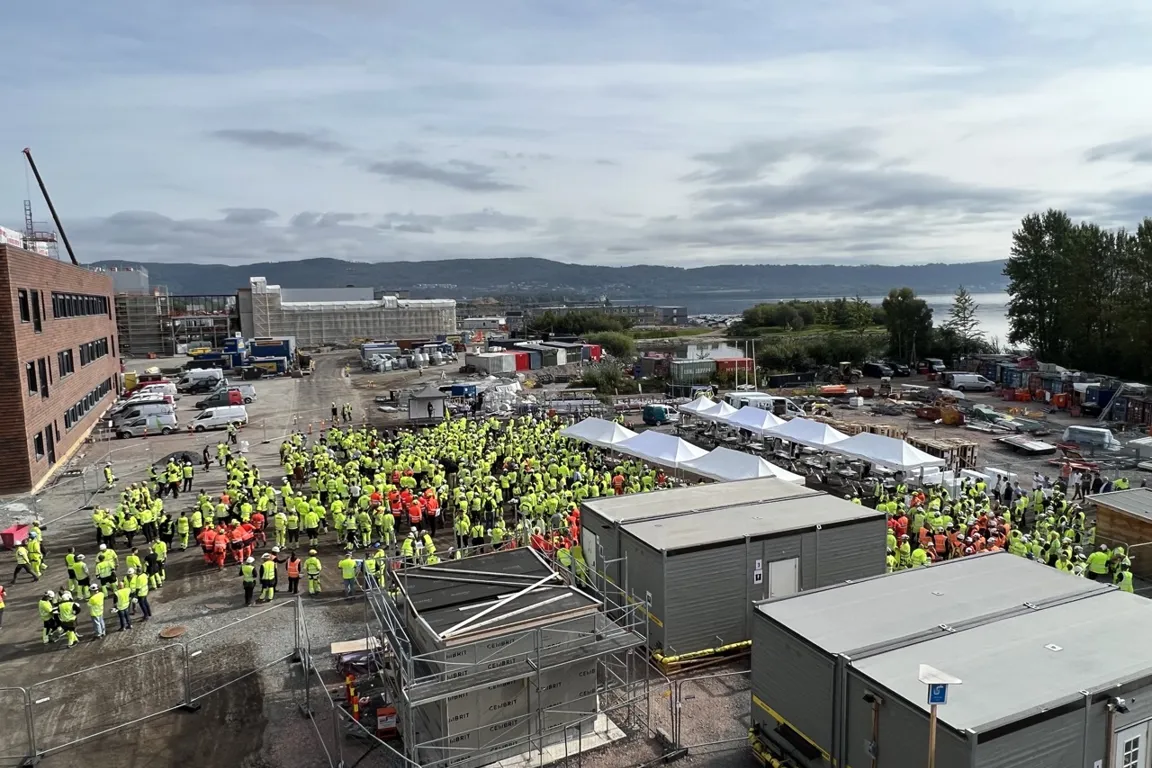 En stor gruppe mennesker i en by