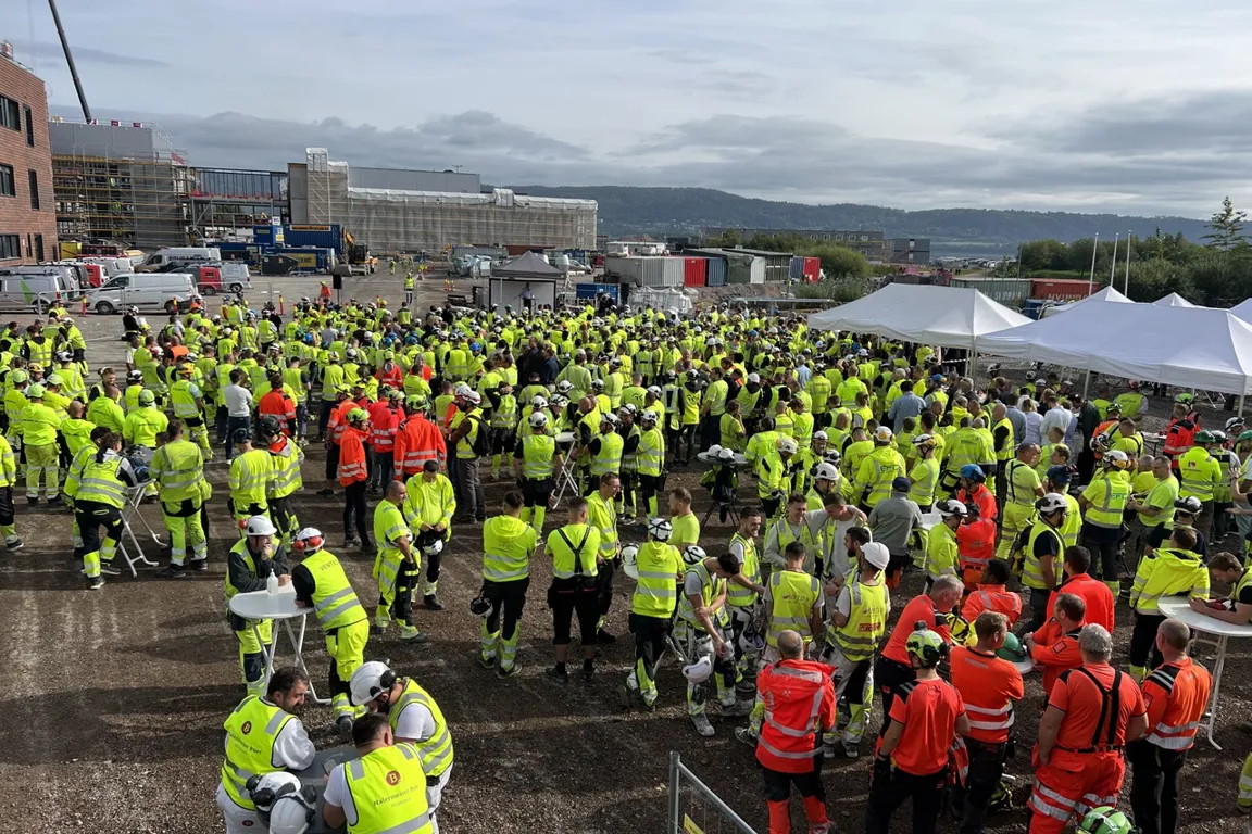 En gruppe mennesker i et felt