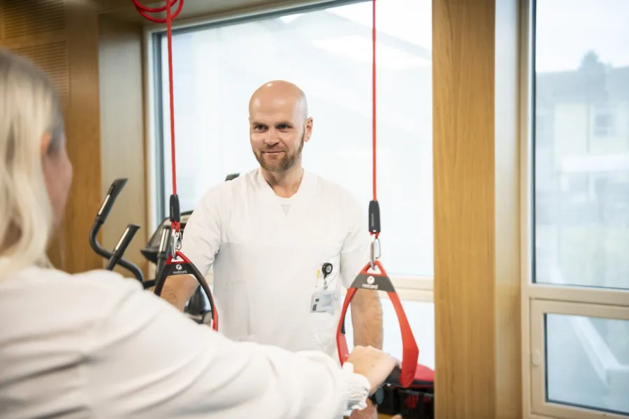 En lege som snakker med en pasient