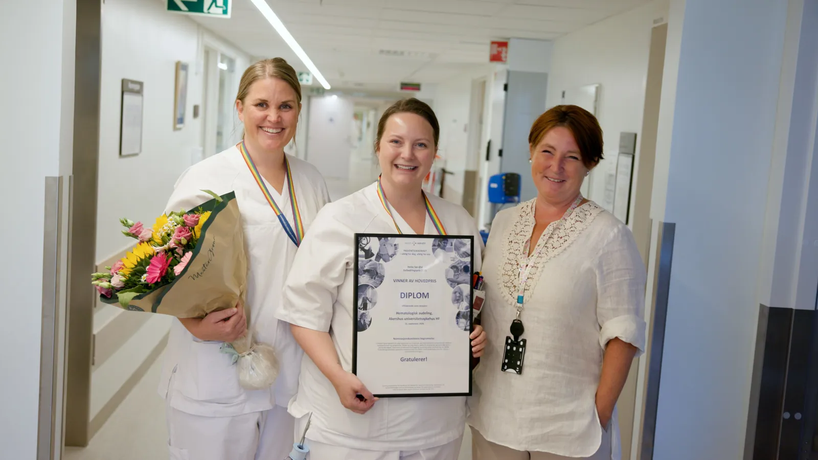 En gruppe kvinner som holder blomster