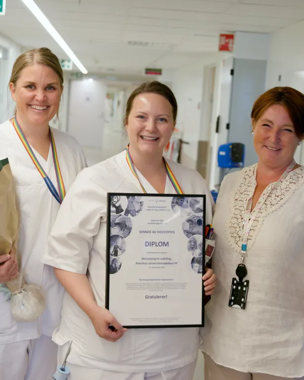 En gruppe kvinner som holder blomster