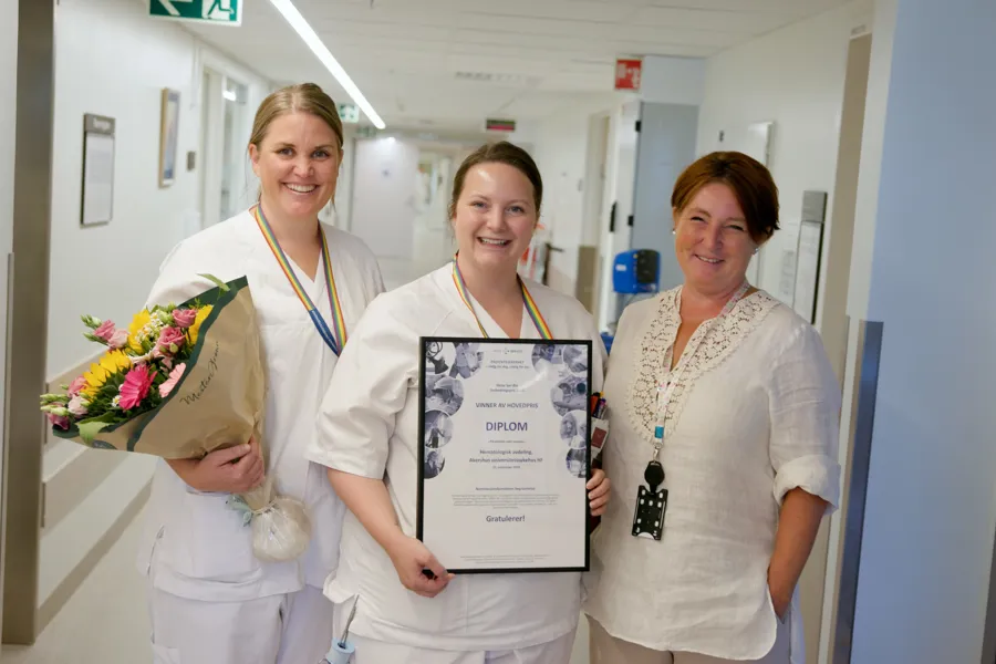 En gruppe kvinner som holder blomster