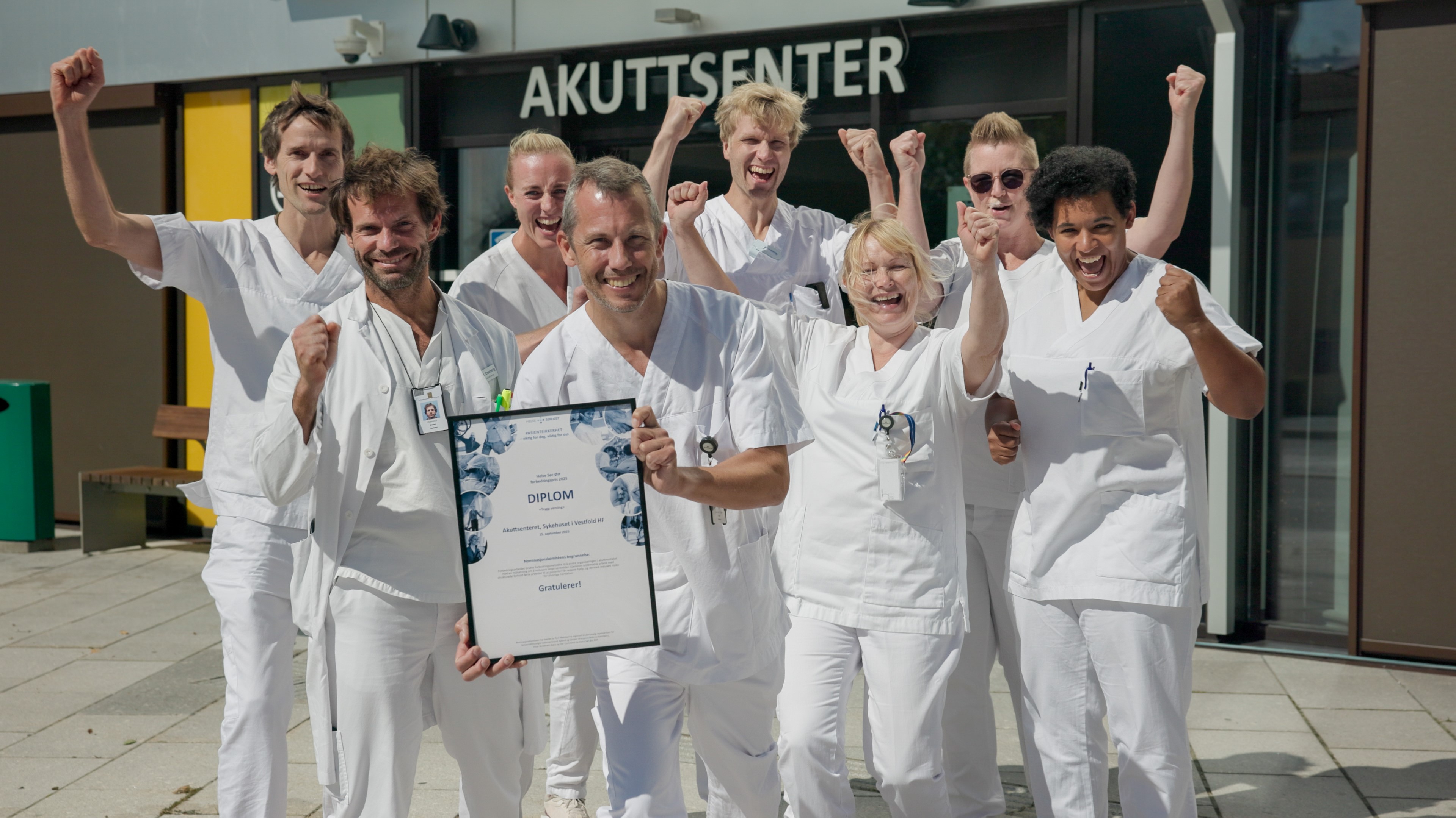 En gruppe mennesker som poserer for et bilde