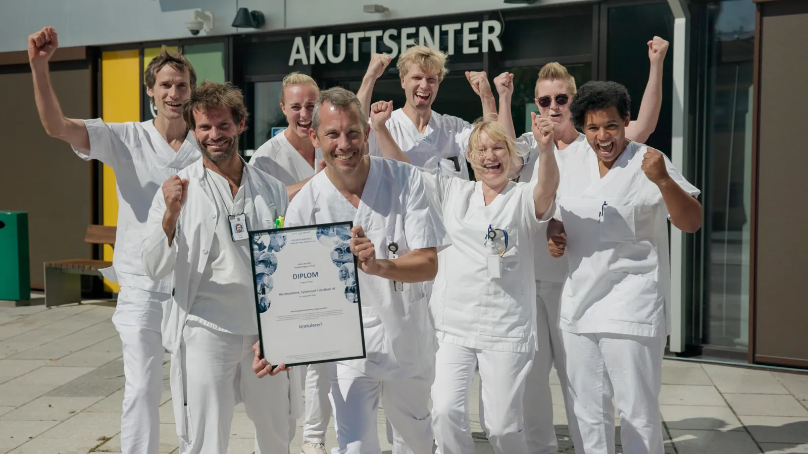 En gruppe mennesker som poserer for et bilde