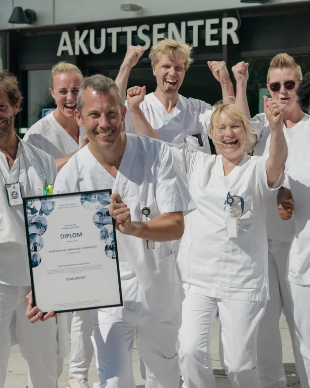 En gruppe mennesker som poserer for et bilde