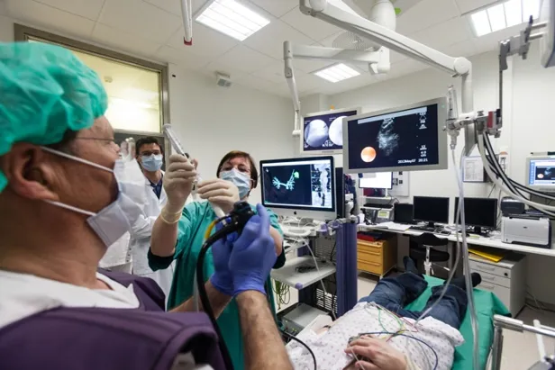 En gruppe personer i et rom