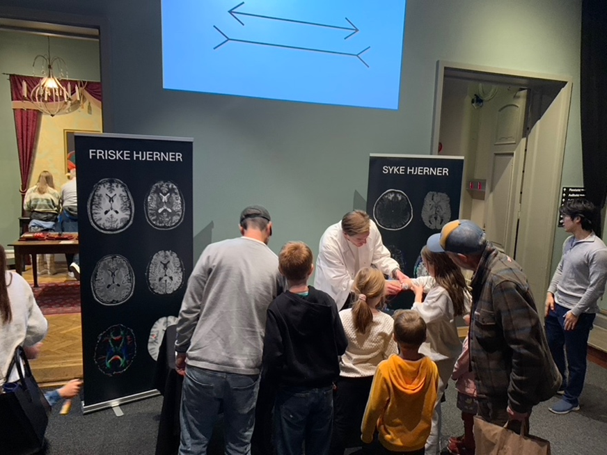 En gruppe personer i et rom