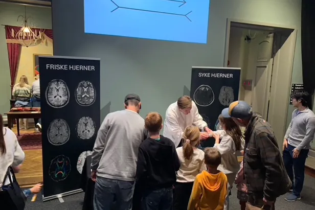 En gruppe personer i et rom