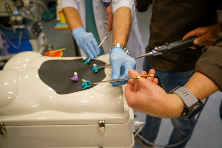 En gruppe mennesker som jobber på en maskin