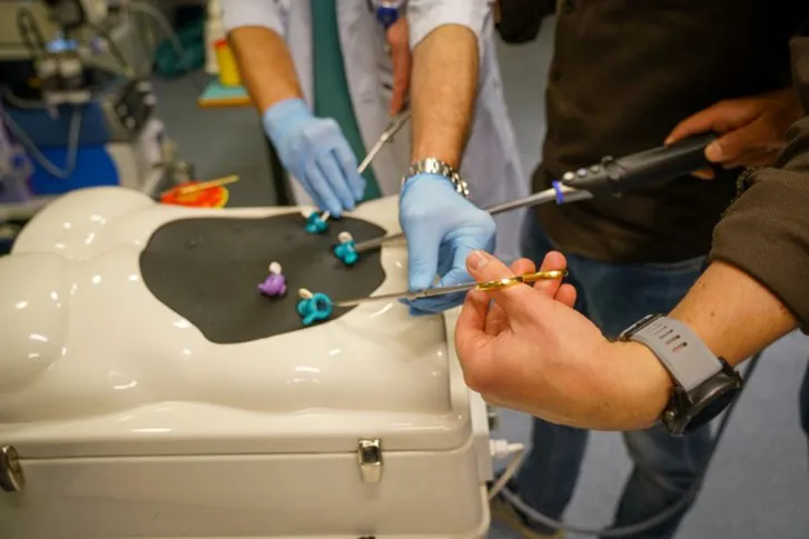 En gruppe mennesker som jobber på en maskin