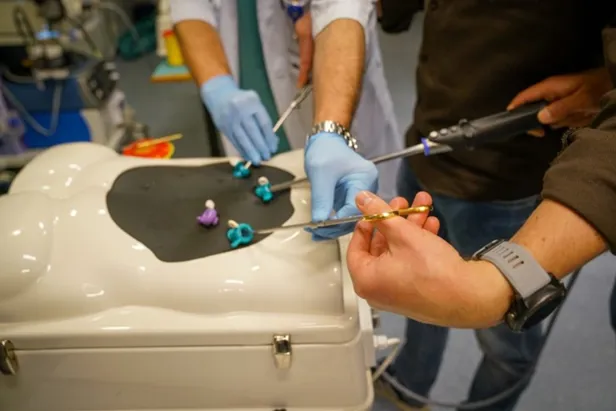 En gruppe mennesker som jobber på en maskin