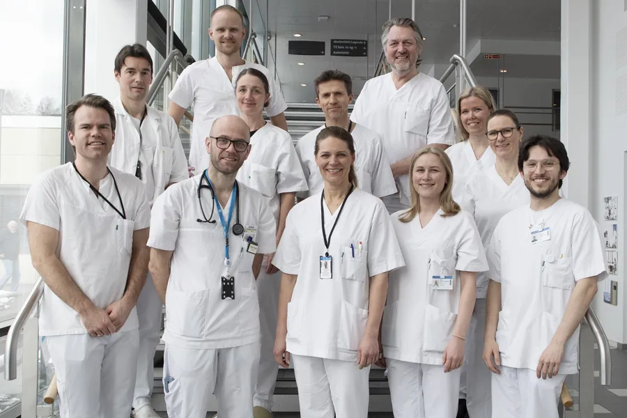 En gruppe mennesker iført hvite laboratoriefrakker og stetoskoper