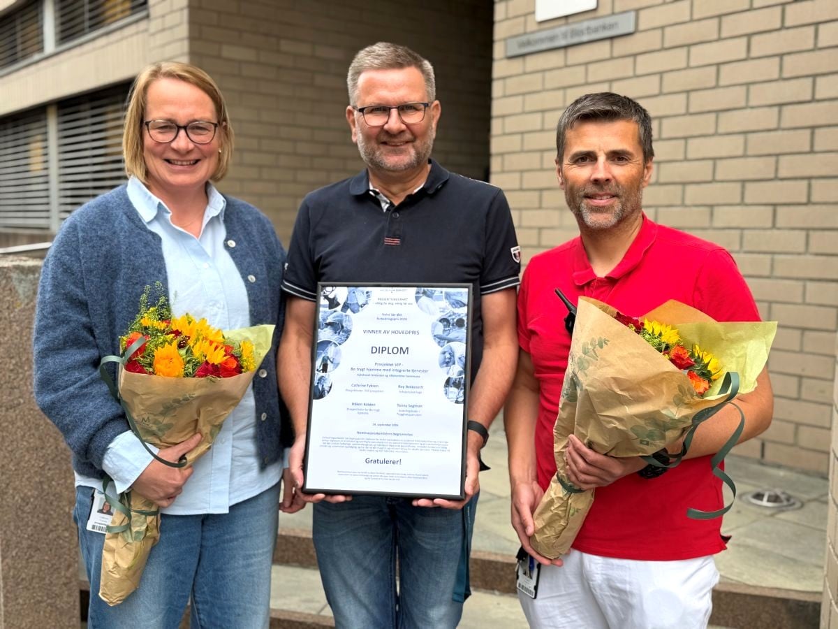 En gruppe mennesker som holder blomster