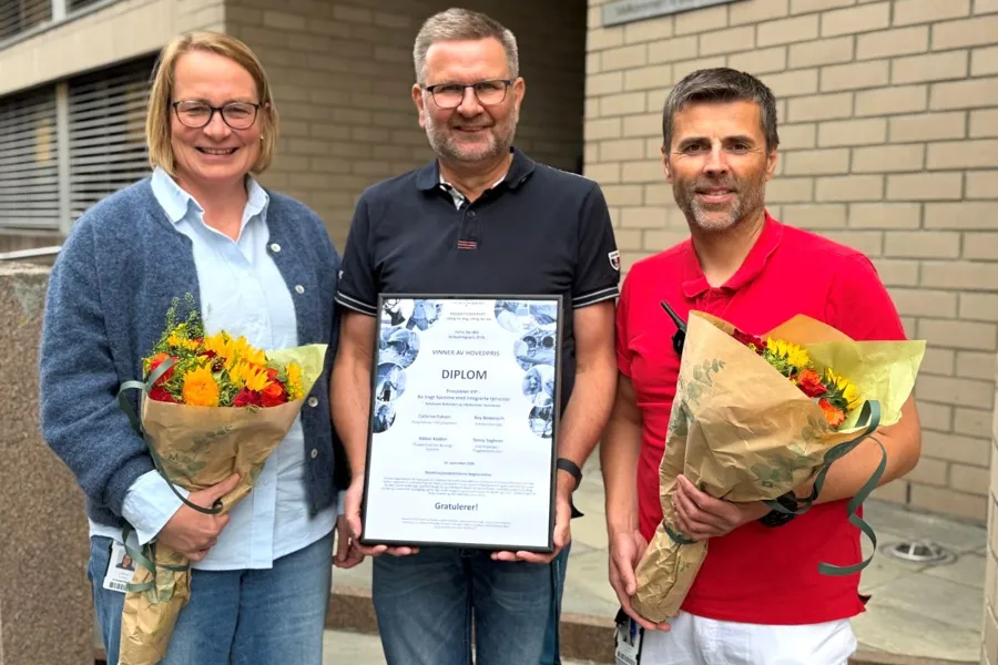 En gruppe mennesker som holder blomster
