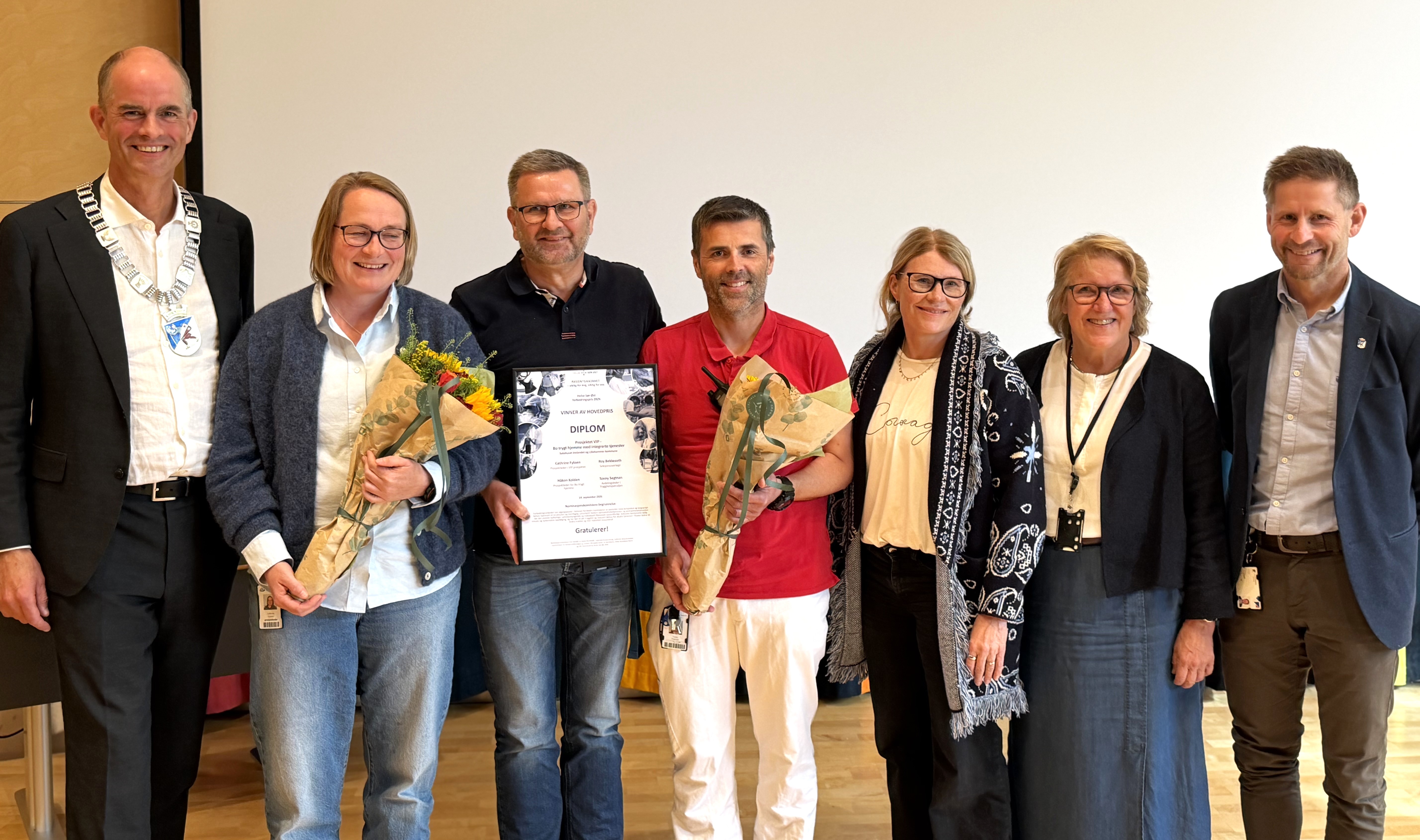 En gruppe mennesker som poserer for et bilde