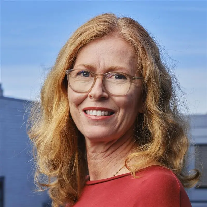 En kvinne med langt hår