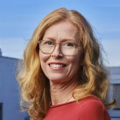 En kvinne med langt hår