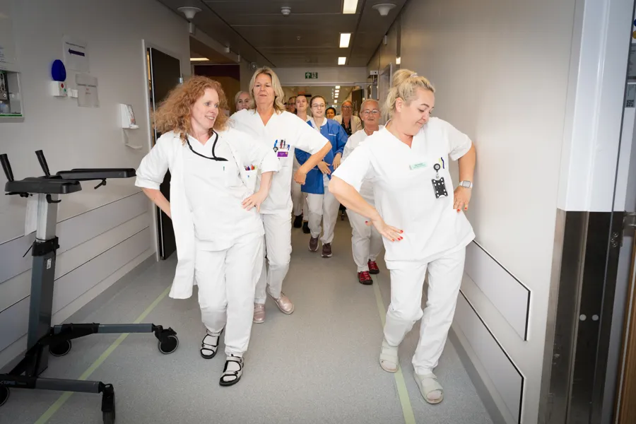 Ansatte ved gastrokirurgisk seksjon danser etter prisutdelingen.
