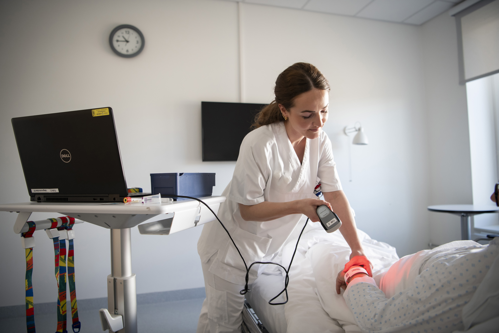 Sykepleier scanner pasients armbånd