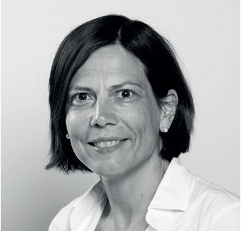 Et nærbilde av en kvinne som smiler