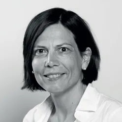 Et nærbilde av en kvinne som smiler