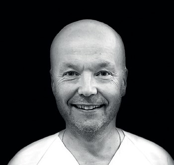 En skallet mann med hvit skjorte