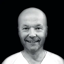 En skallet mann med hvit skjorte