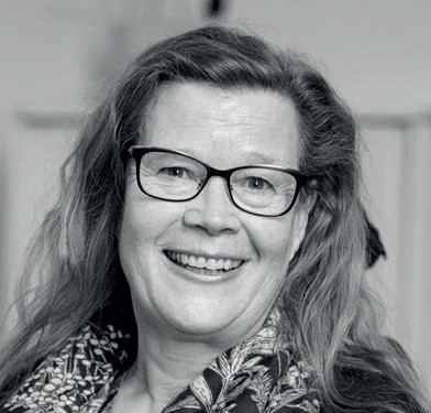 En kvinne med briller som smiler