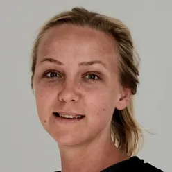 En kvinne med kort hår