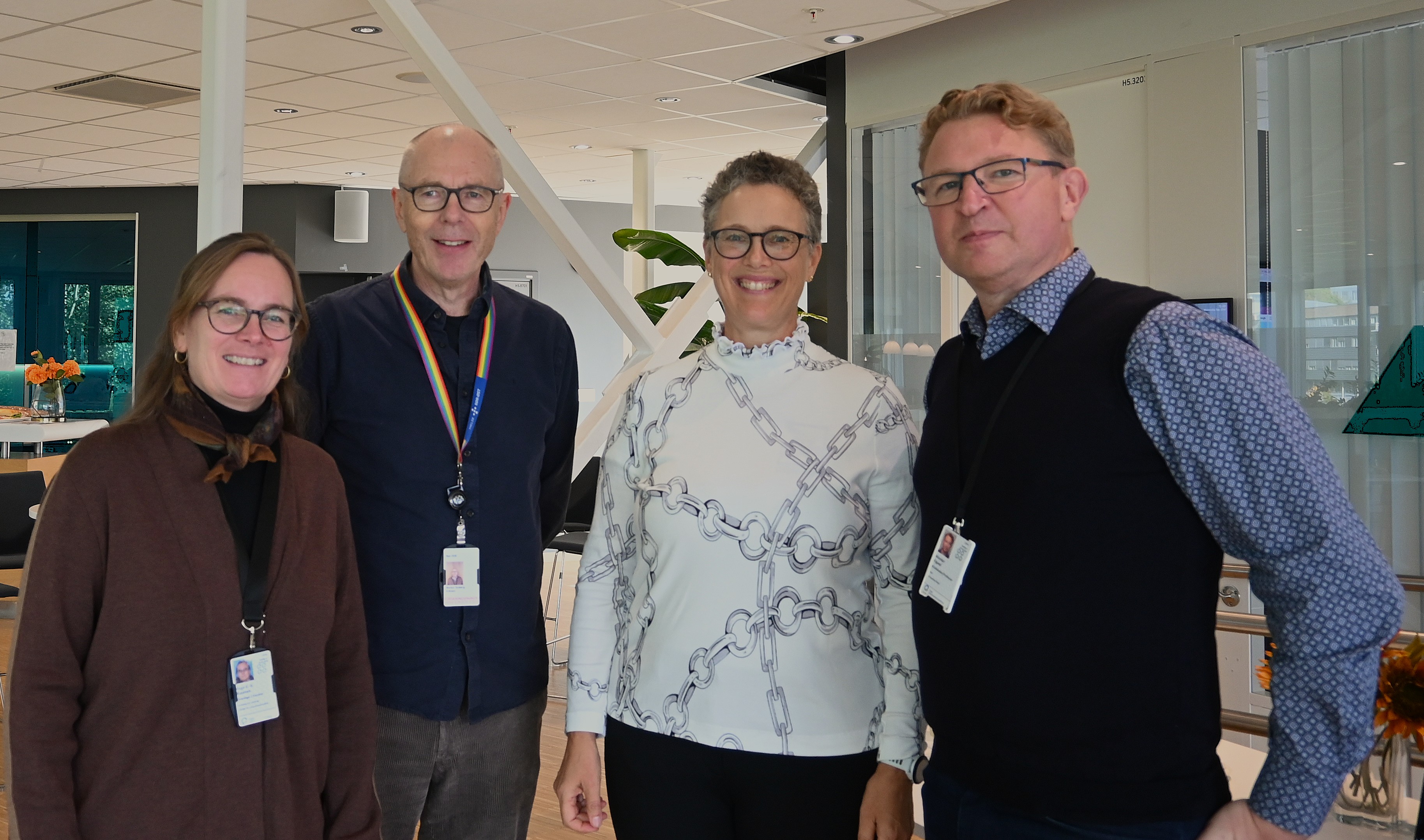 En gruppe mennesker som poserer for et bilde