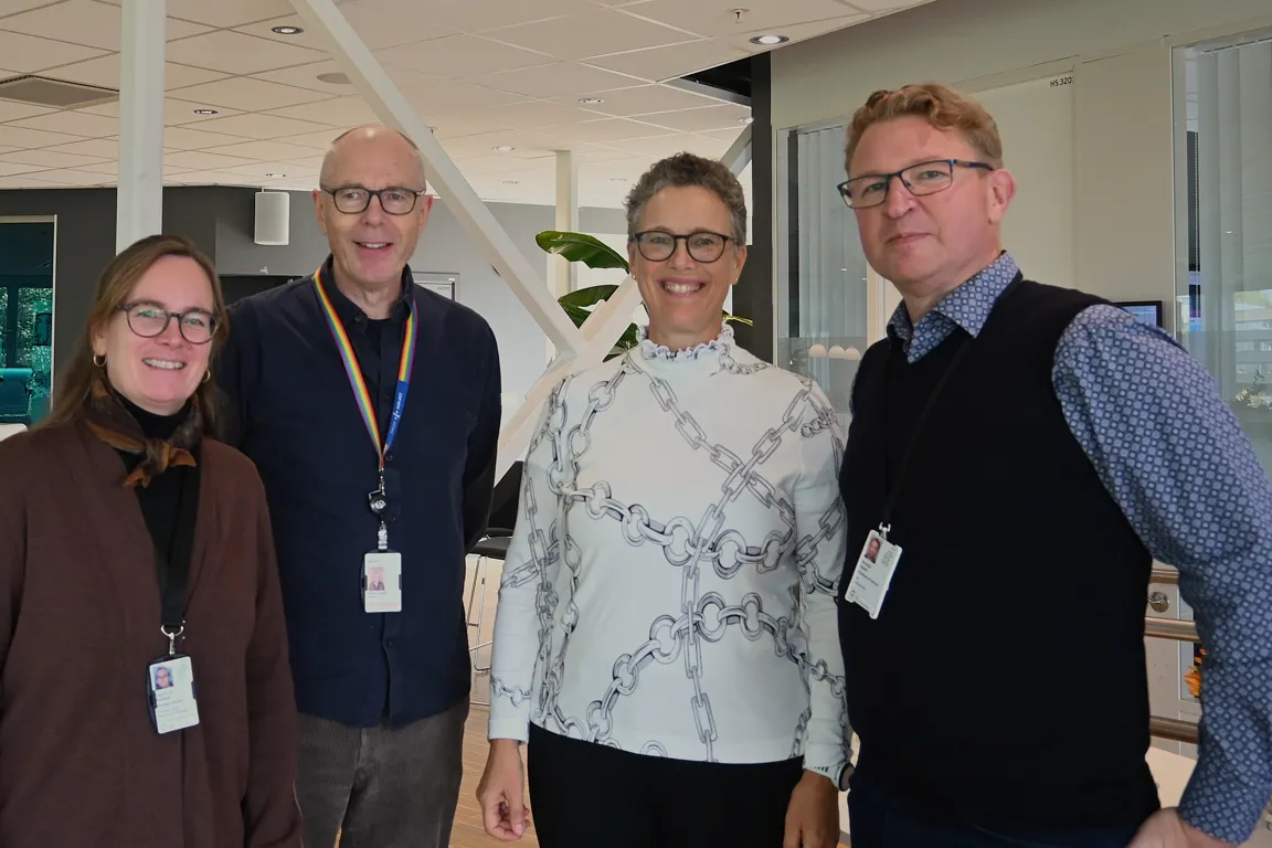 En gruppe mennesker som poserer for et bilde