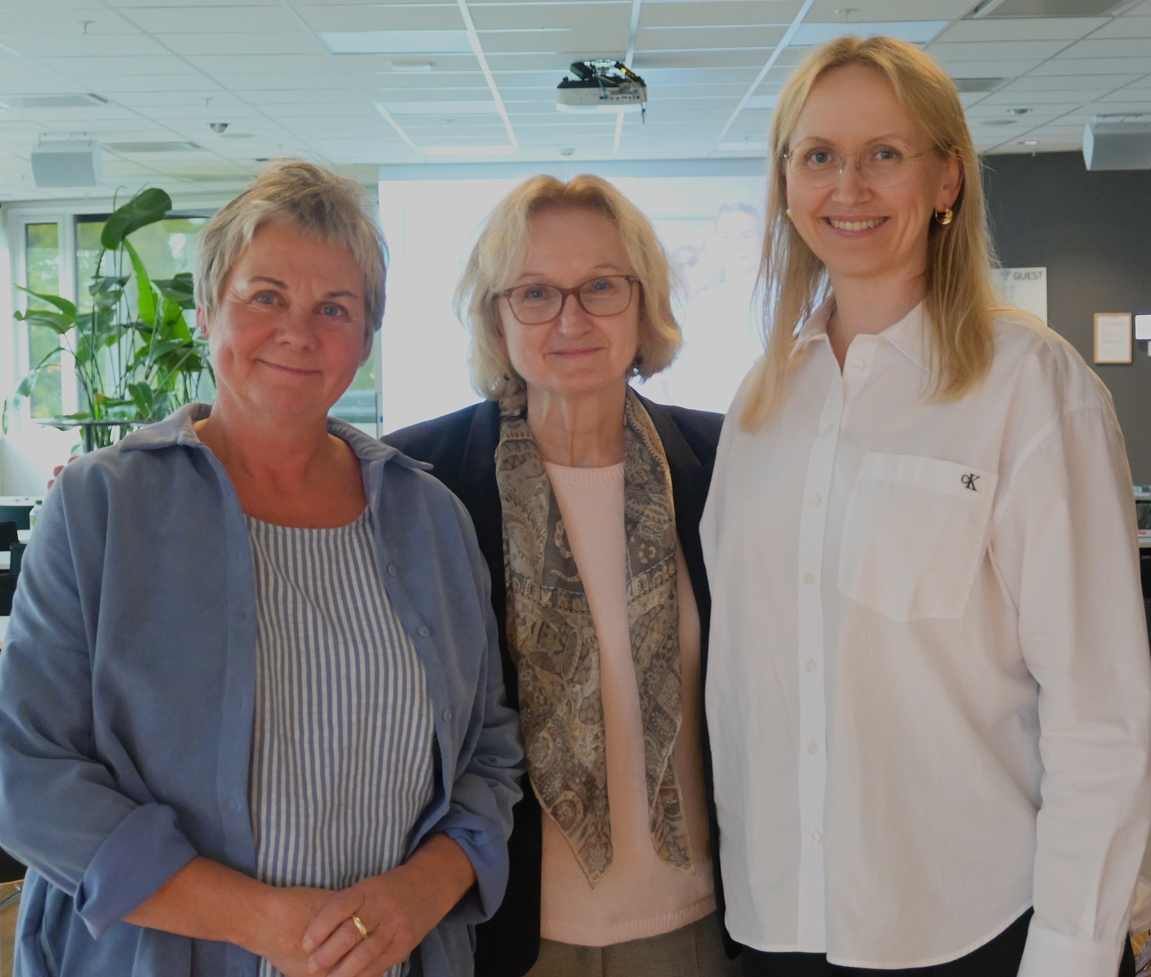 En gruppe kvinner som poserer for et bilde