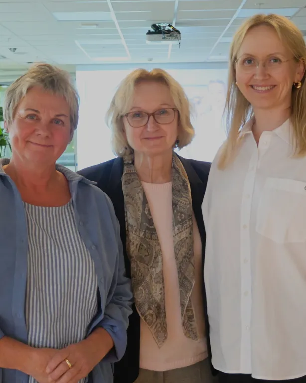 En gruppe kvinner som poserer for et bilde