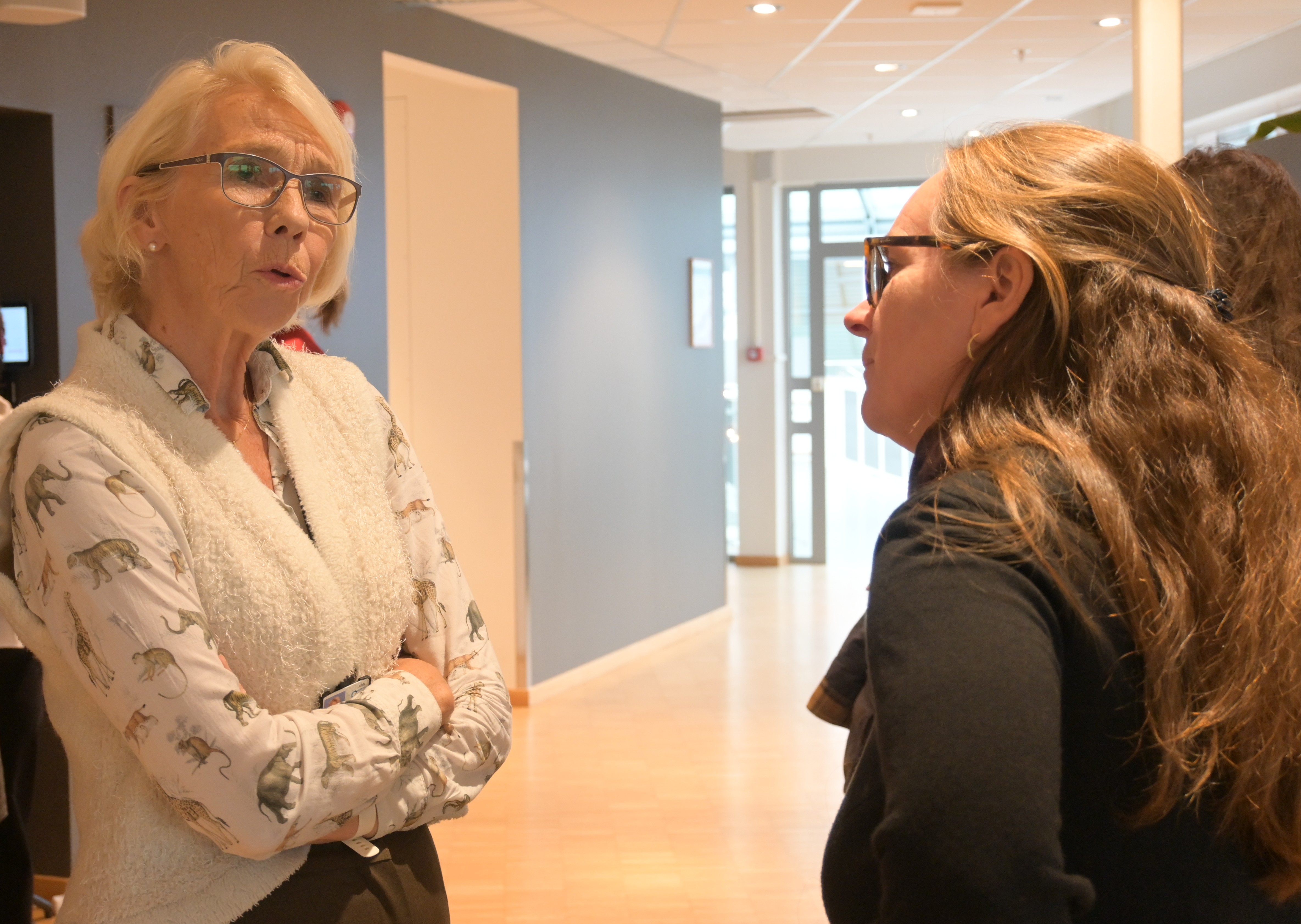 En person som snakker med et par kvinner