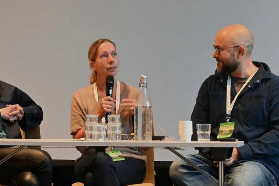 En gruppe mennesker som sitter rundt et bord