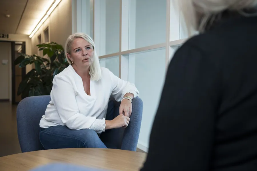 En person som sitter i en stol