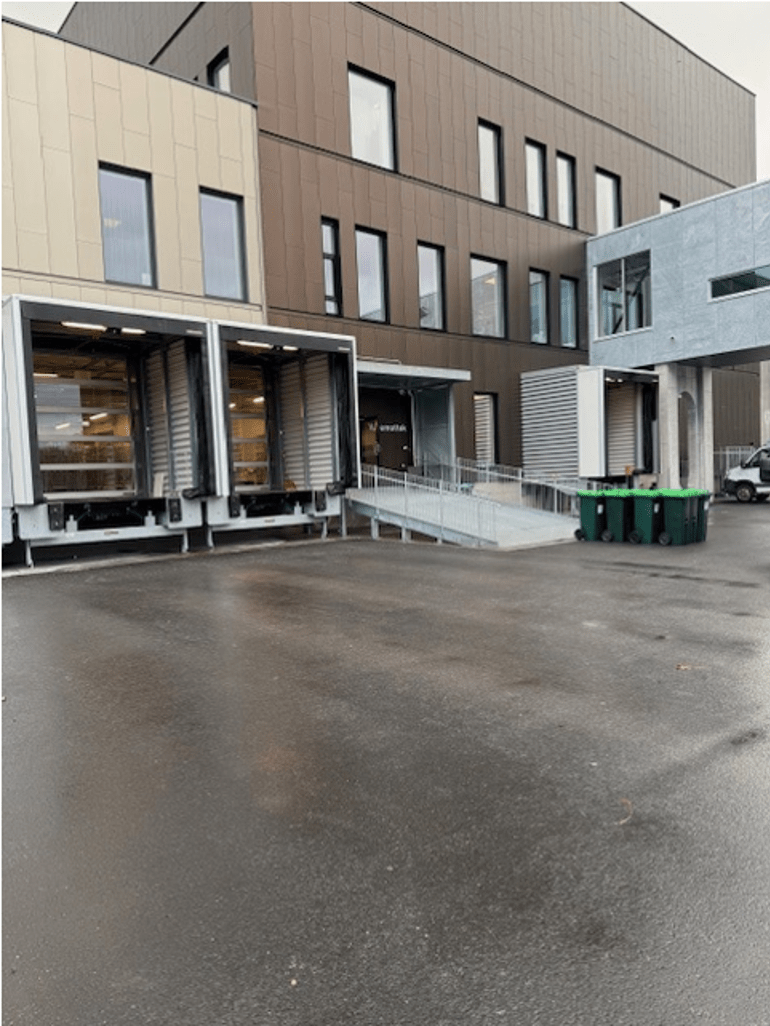 En bygning med garasje
