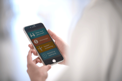 En person som holder en telefon