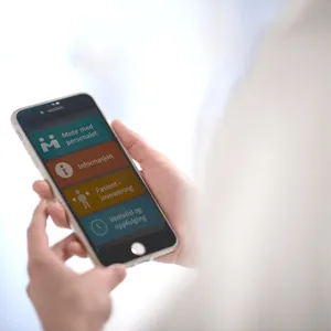 En person som holder en telefon