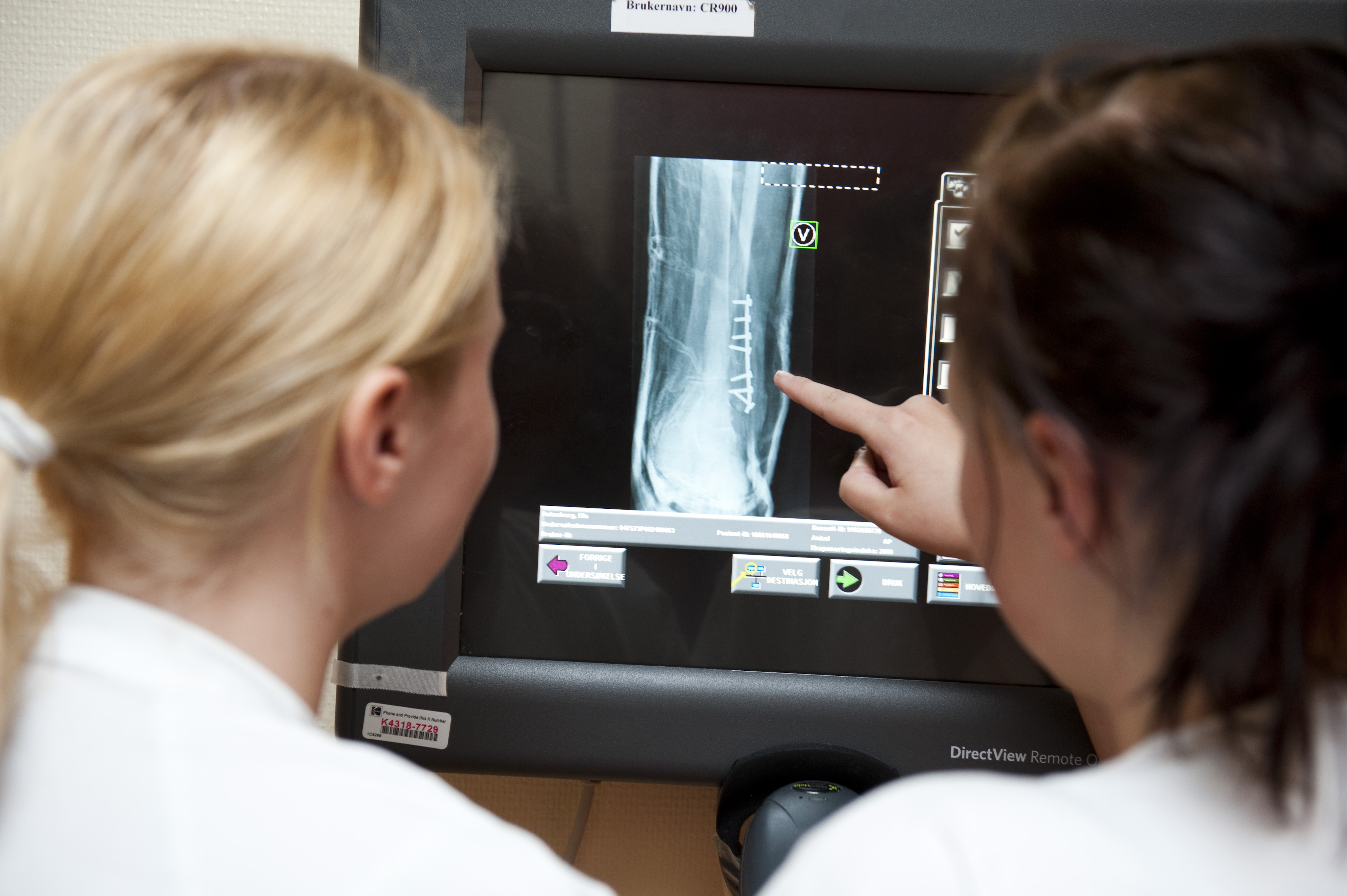 To kvinner ser på et røntgenbilde på en pc