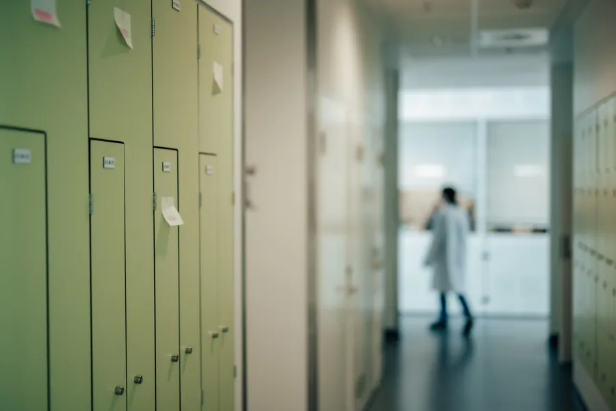 En person som går gjennom en gang