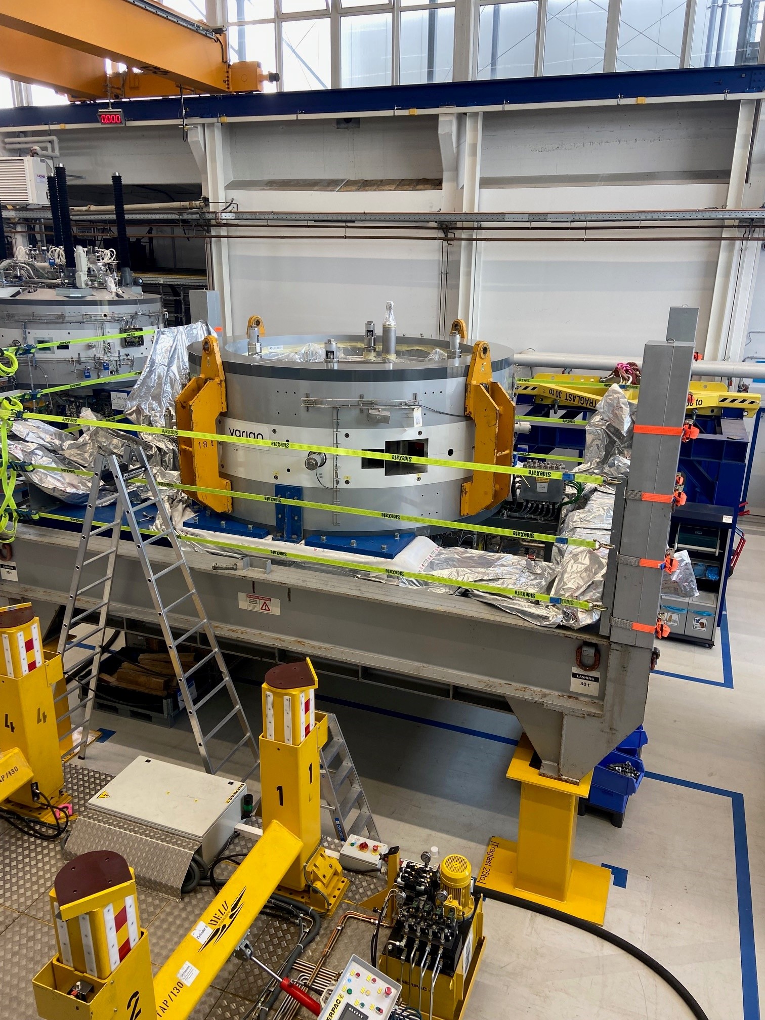 En stor fabrikk med maskiner