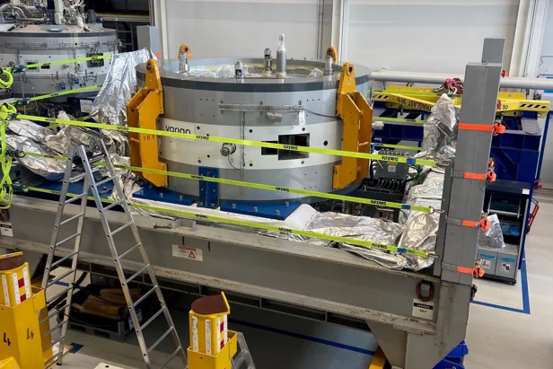 En stor fabrikk med maskiner