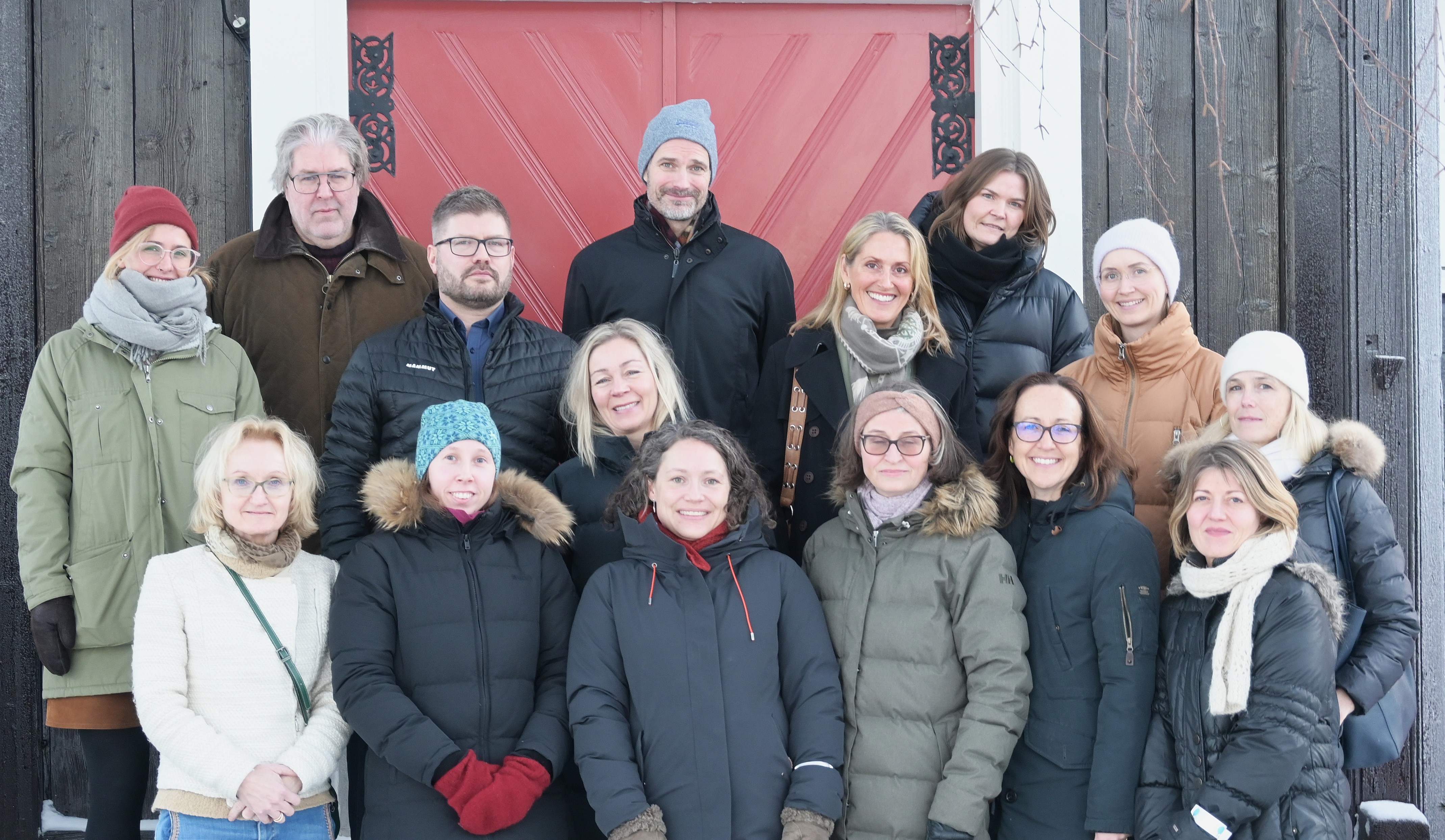En gruppe mennesker som poserer for et bilde