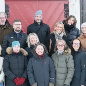 En gruppe mennesker som poserer for et bilde