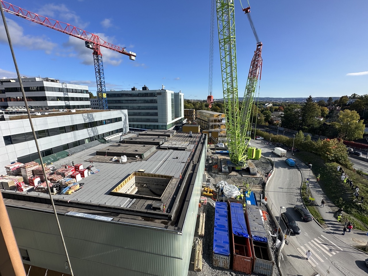 En byggeplass med kraner og bygninger