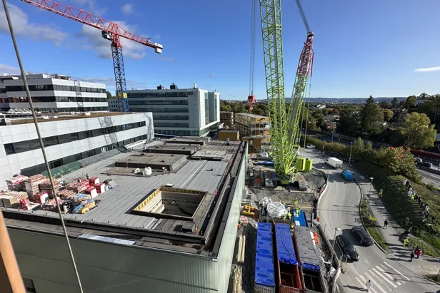 En byggeplass med kraner og bygninger