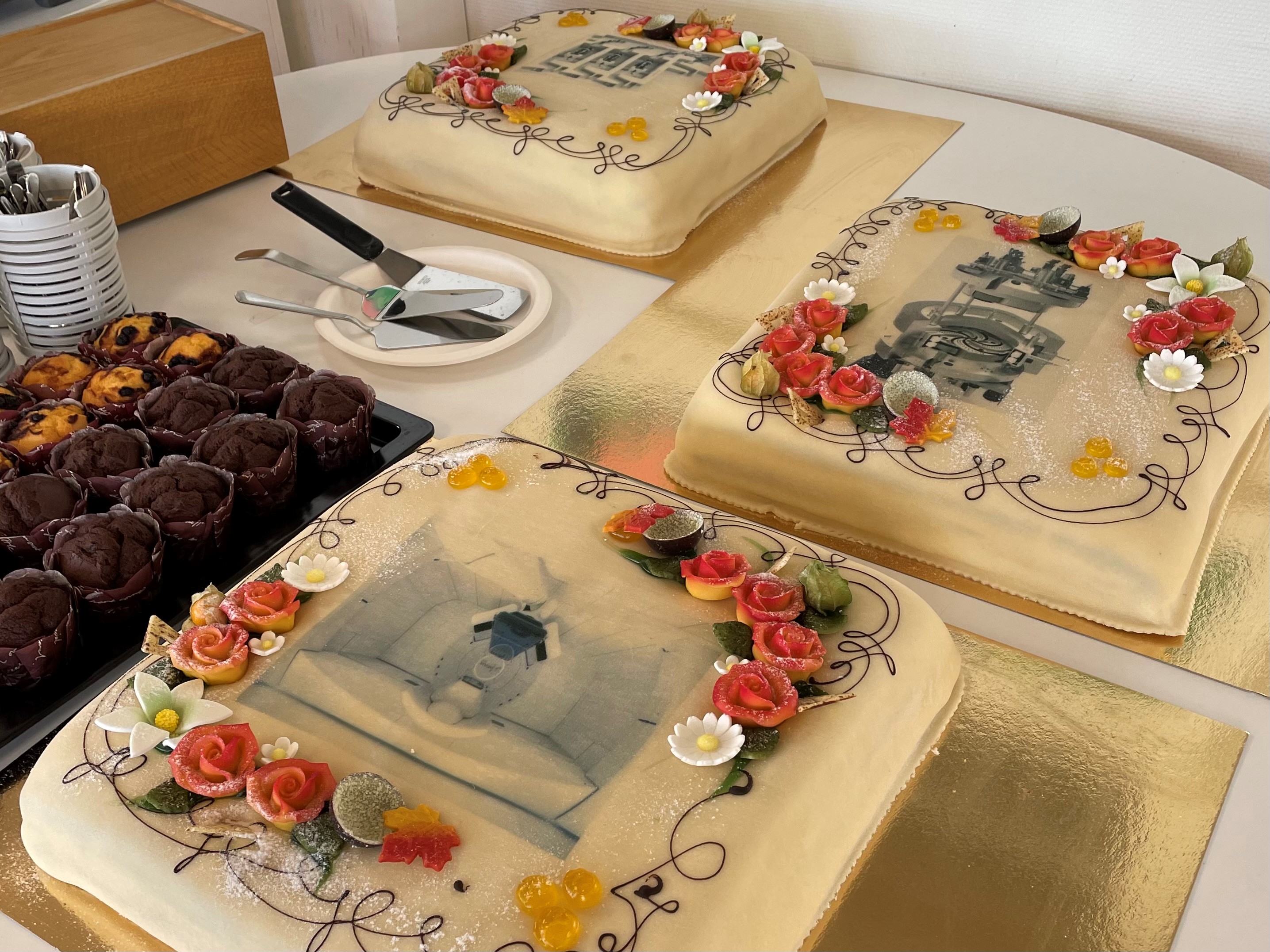 Et bord med kaker og desserter