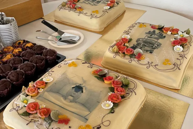 Et bord med kaker og desserter