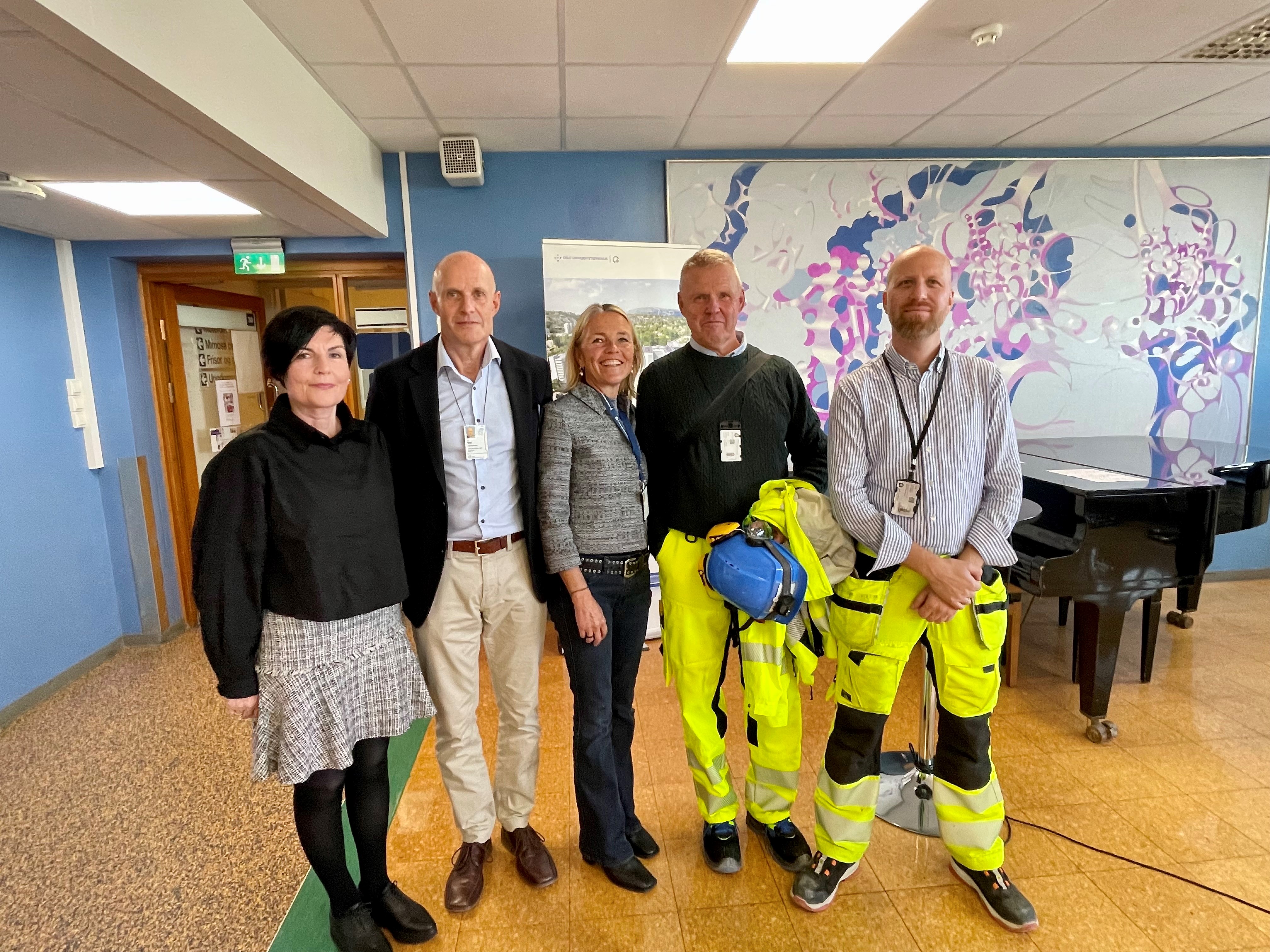 En gruppe mennesker som poserer for et bilde